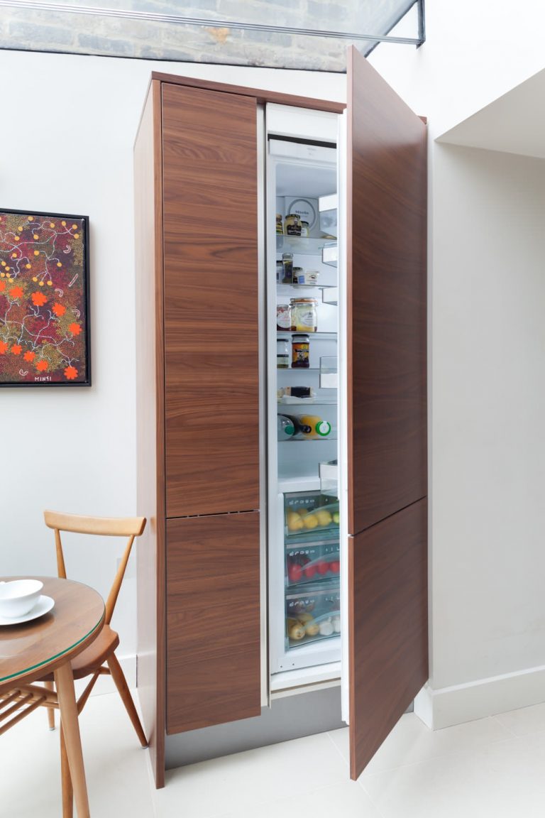 Встроенный холодильник у стены