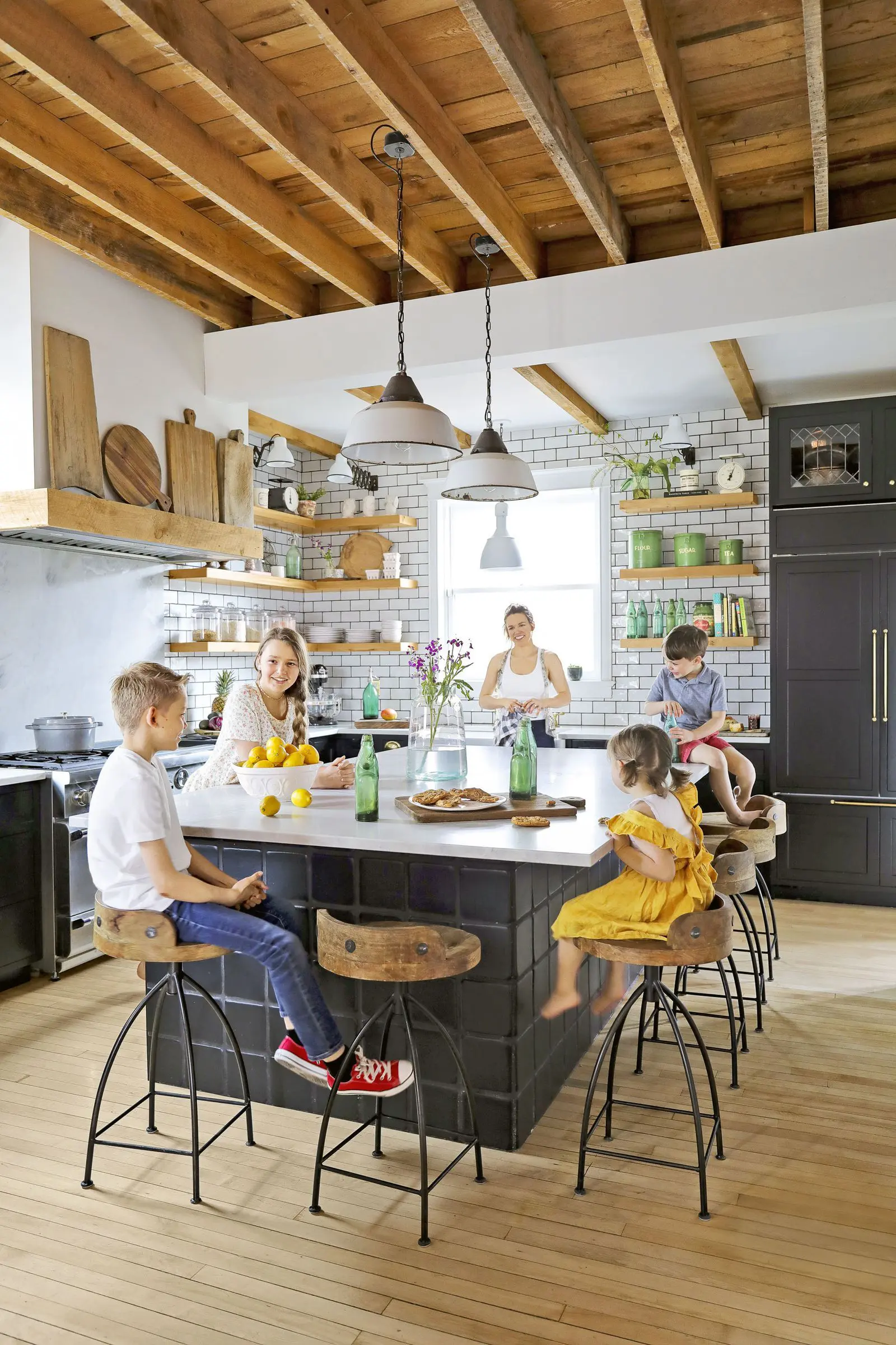 Simple & Functional European Farmhouse Style Kitchen Decor Ideas